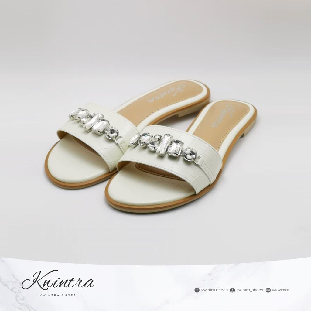 A83 แนะนําต้อง+1ไซส์ รองเท้าแตะหน้าเพชร Kwintra รุ่น Alligat สี White diamond