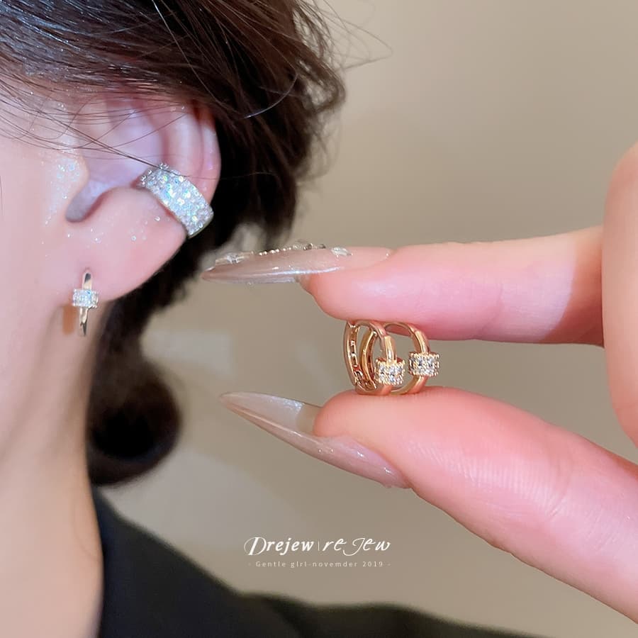 Dreejew คริสตัล Huggie Hoop ต่างหูผู้หญิงs Elegant Minimalist ต่างหู Gold-Tone Accents,…