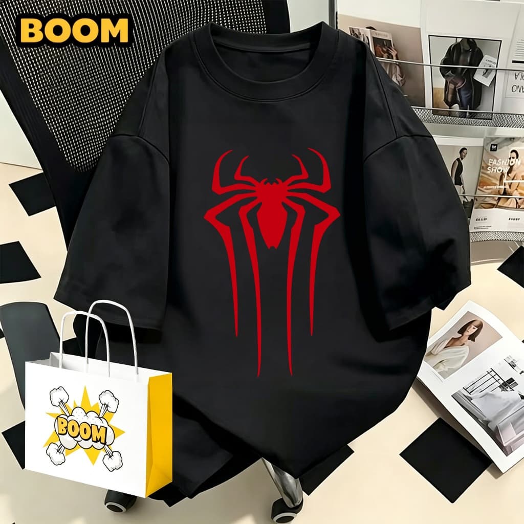 BOOM เสื้อคอกลมฤดูร้อน ผ้าฝ้าย 100% ลายสไปเดอร์แมนเท่ๆ แขนสั้น หลวมและระบายอากาศ แฟชั่นคลาสสิก