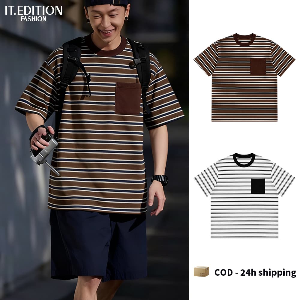 IT.EDITION เสื้อยืดแขนสั้นลายทางสําหรับผู้ชายพร้อมกระเป๋าหน้าอกหลวมสบายๆเสื้อยืดพื้นฐาน