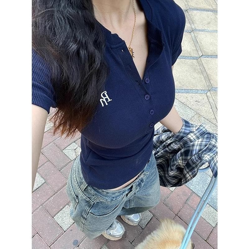 BIMI เสื้อยืดผู้หญิงสีน้ําเงินกรมท่า คอวี ทรงกระชับ ประดับปุ่ม สไตล์วินเทจแบบเกาหลี…