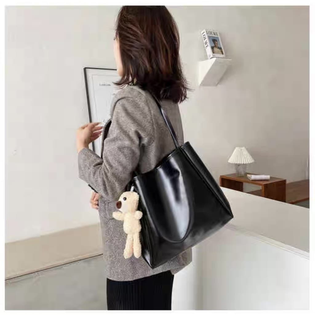 kk sale กระเป๋าใบใหญ่สําหรับผู้หญิงสะพายข้างได้ถือได้หนัง pu สีพื้นๆ — SP2123