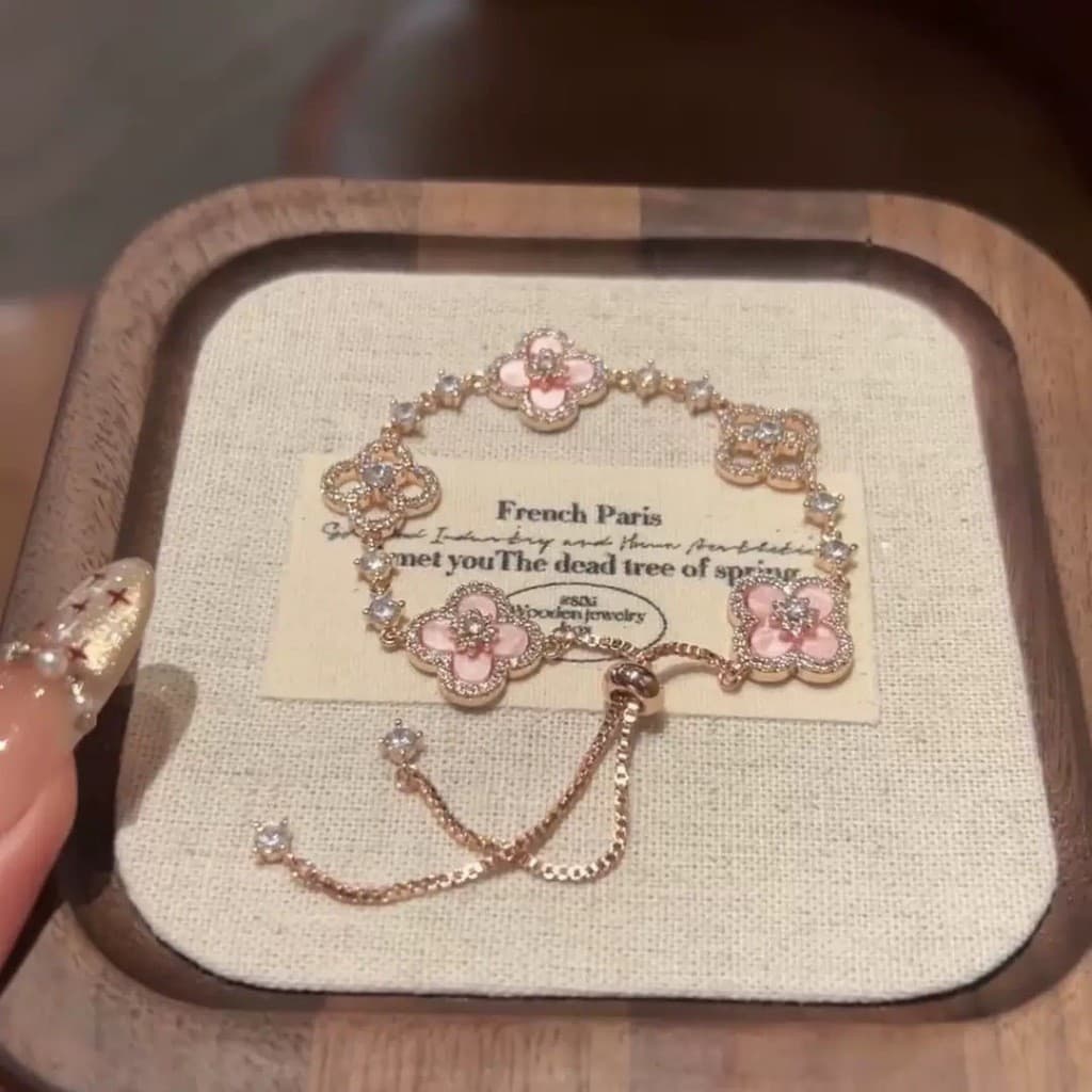 สร้อยข้อมือโคลเวอร์สี่ใบสีเงิน สําหรับผู้หญิง อุปกรณ์แต่งกายสไตล์เกาหลี ของขวัญวันเกิด