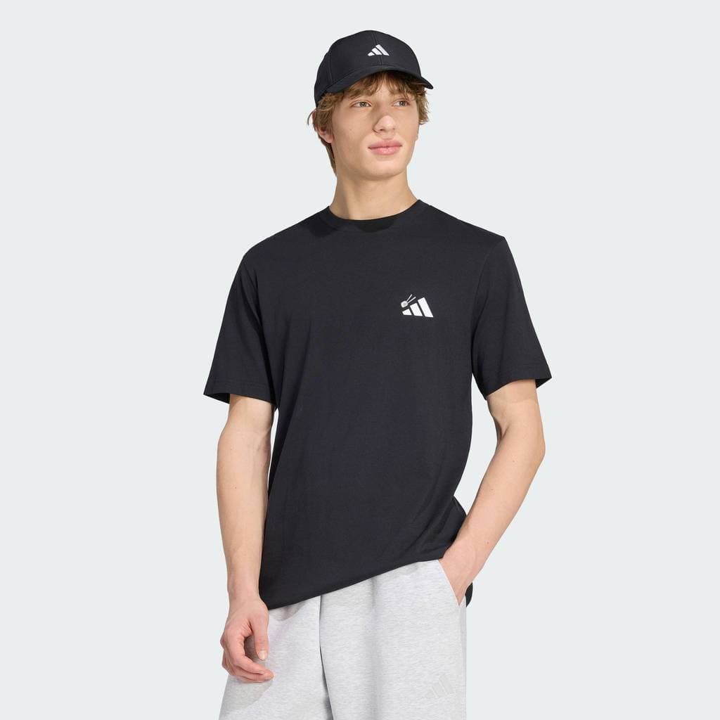 adidas ไลฟ์สไตล์ เสื้อยืดพิมพ์ลาย SUSHI ผู้ชาย สีดํา KT9709