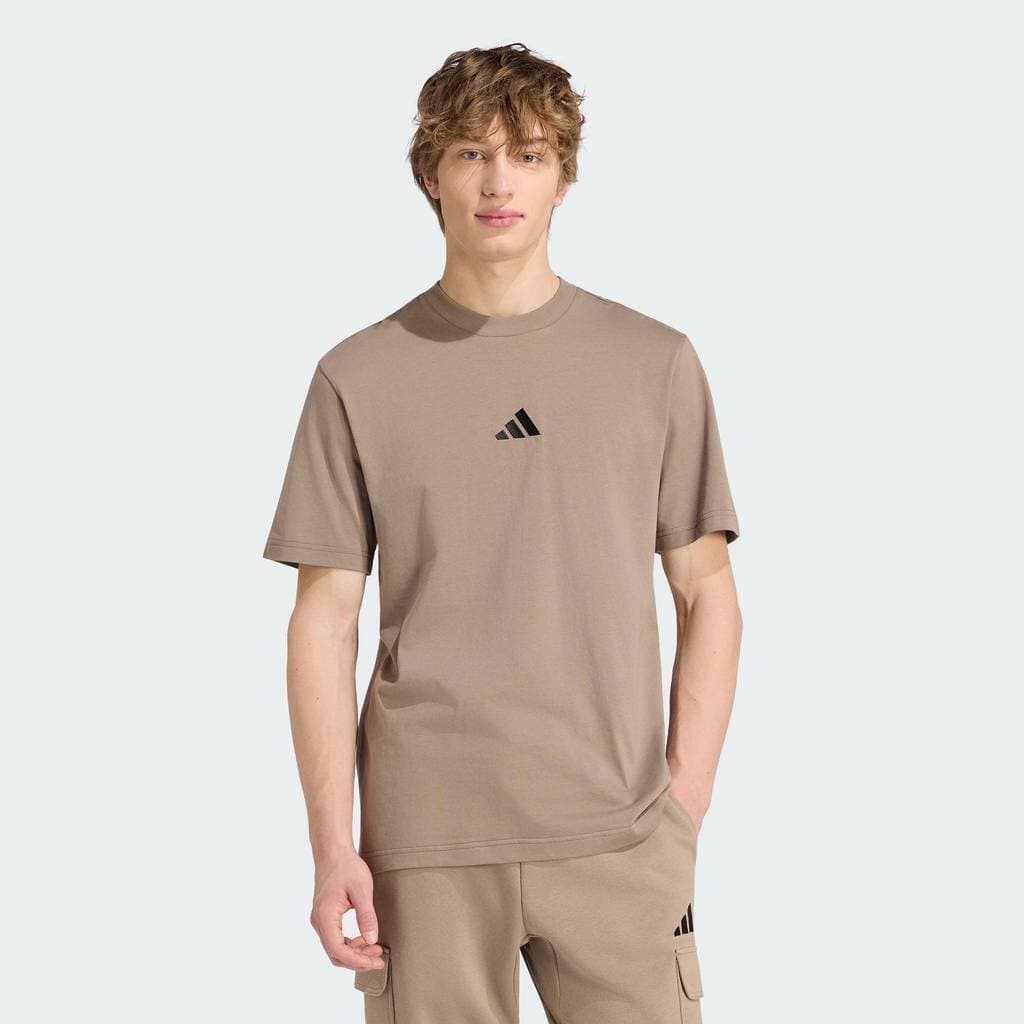 adidas ไลฟ์สไตล์ เสื้อยืดผ้าซิงเกิลเจอร์ซีย์ Essentials Small Logo ผู้ชาย สีเบจ KR5244