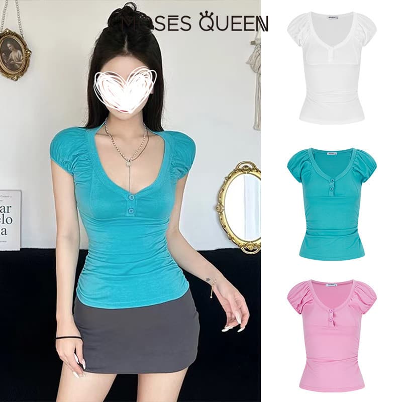 MOSESQUEEN เสื้อยืดแขนสั้นติดกระดุมคอวีเปิดไหล่ด้านหน้ามีรูปร่างและจับจีบ แขนเสื้อดีไซน์ด้านบน #63872