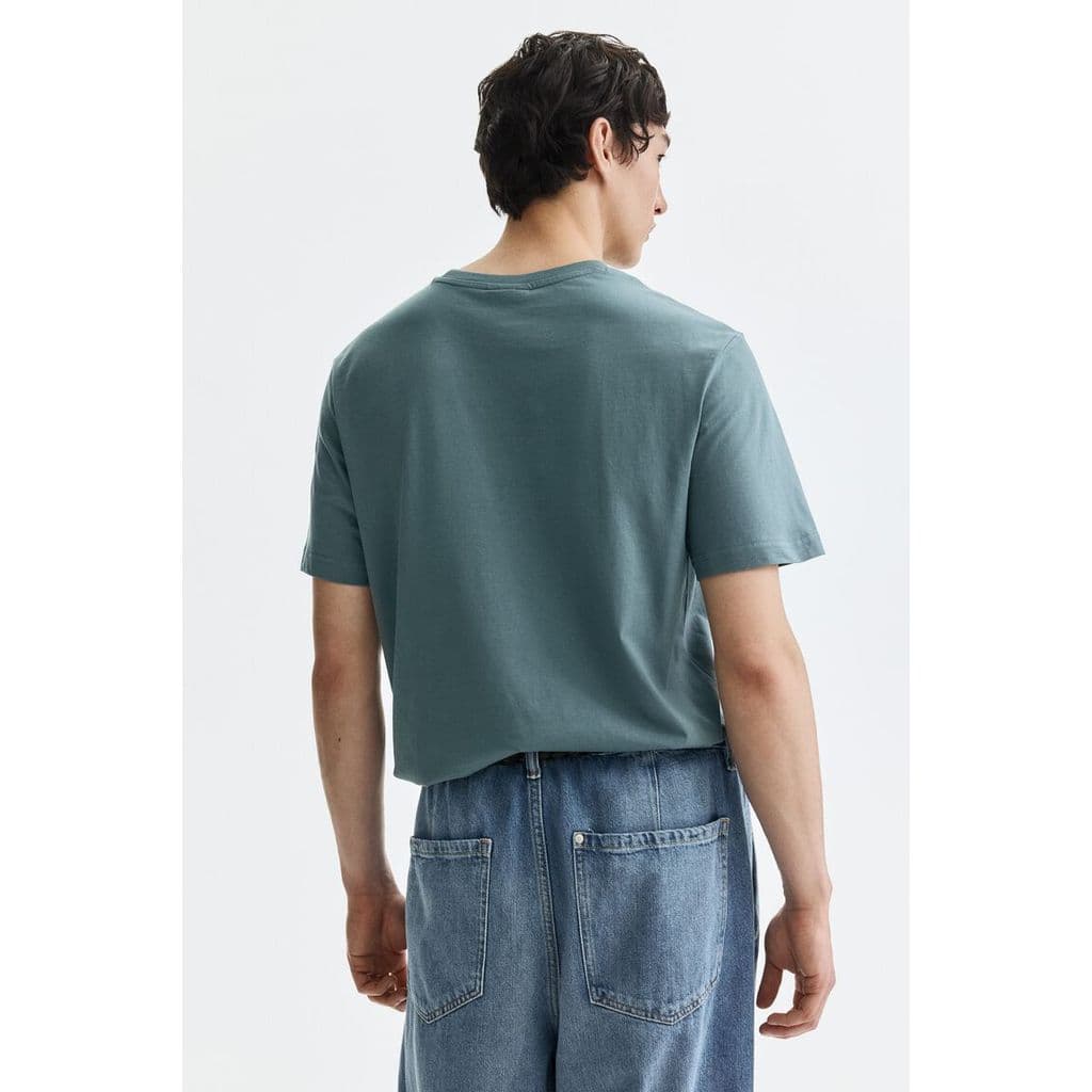 H&M(เอชแอนด์เอ็ม) เสื้อยืดคอกลมทรงปกติ ผู้ชาย 0685816_27