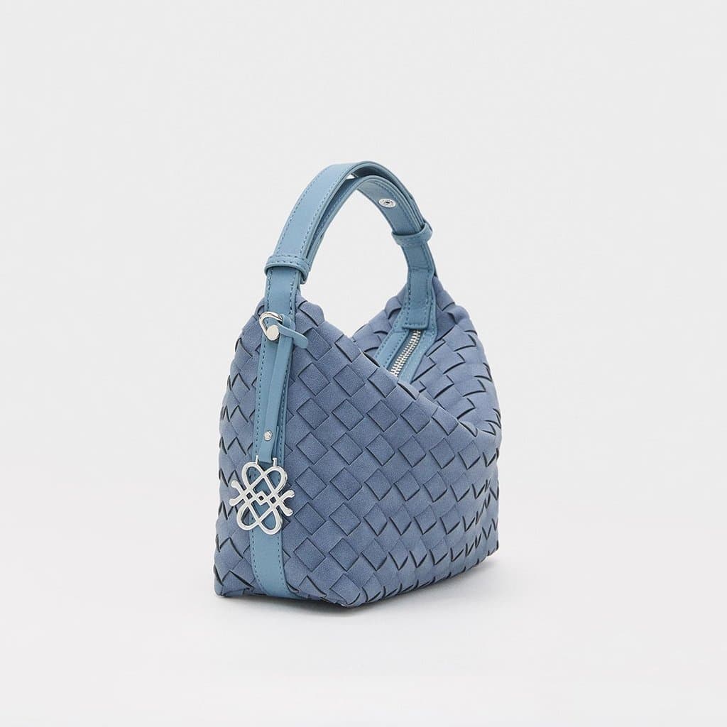 กระเป๋าสะพายข้างหนังกลับแบบสาน / Suede Woven Crossbody Bag