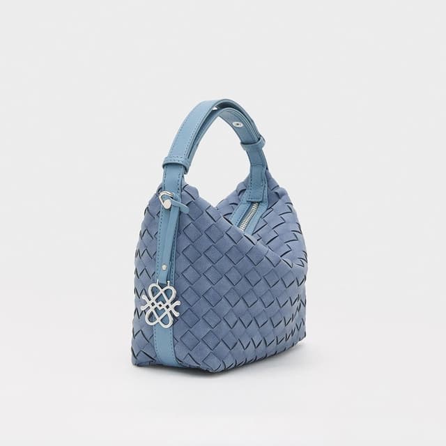 กระเป๋าสะพายข้างหนังกลับแบบสาน / Suede Woven Crossbody Bag