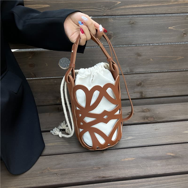 เวอร์ชั่นเกาหลี Retro Hollow กระเป๋าโทรศัพท์มือถือ All-Match Messenger Bag Niche Design กระเป๋าหญิง
