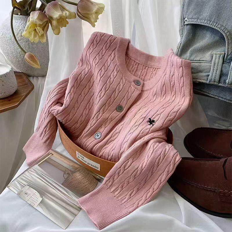 16297 เสื้อคาร์ดิแกนถักสําหรับผู้หญิง คอกลม ลายถักเปีย (cable-knit) และมีดีไซน์โลโก้ที่หน้าอก