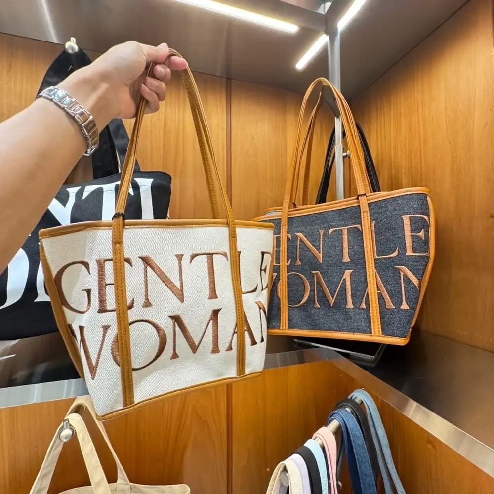 สินค้าเข้าใหม่ พร้อมส่งจํานวนมาก กระเป๋าสวย กระเป๋าสะพายสําหรับผู้หญิง ติดแกรม งานสวย งานดีมาก
