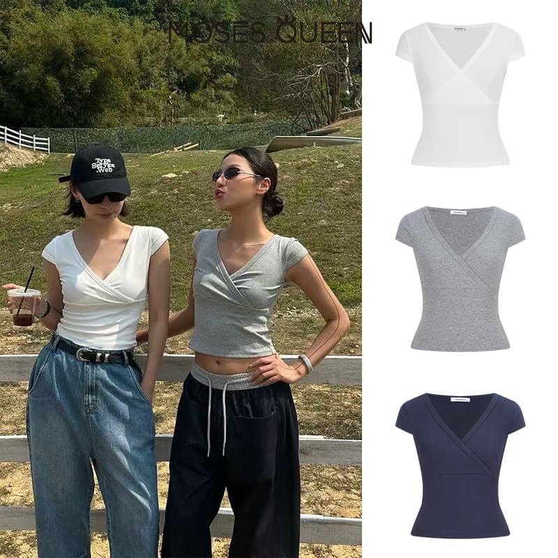 MOSESQUEEN เสื้อสูทแขนสั้น ผู้หญิง ชุดเสื้อ T แบบใหม่สไตล์อเมริกัน ลายตัวย่อ คอต่ํา ยืดได้ กระชับตัว…