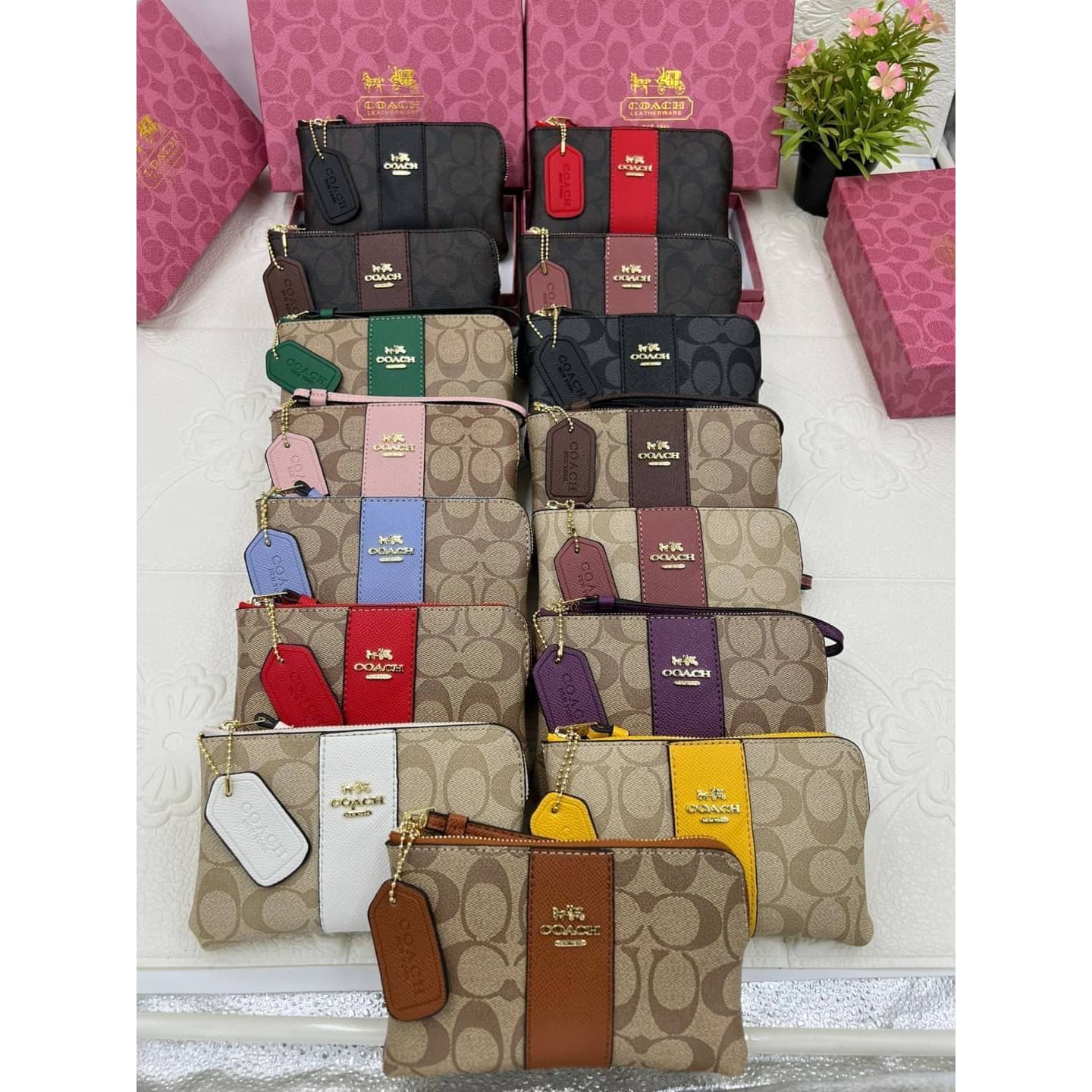 กระเป๋าคล้องมือ size 6.5 นิ้วงามสวยมีพร้อมถุงผ้ากับการ์ดด้วยสินค้าถ่ายจากรูปจริง 100%🦋