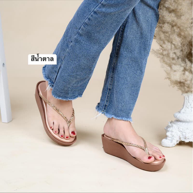 รองเท้าผู้หญิง รุ่นสายหนีบเพชรเส้น 36-41