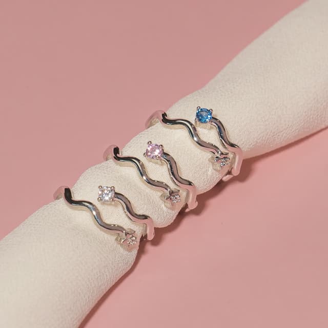 Petite Gwen Ring แหวนแบบหยักปรับขนาดได้