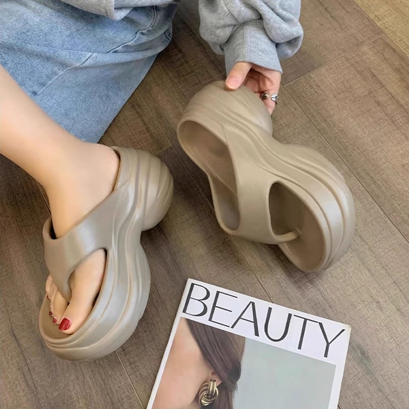 Beemory รองเท้าแตะหูหนีบแฟชั่น รุ่นนี้งานทรงสวยมาก น้ําหนักเบา เสริมส้นให้แบบปังๆ ดีเทลคือเรียบง่ายมาก…