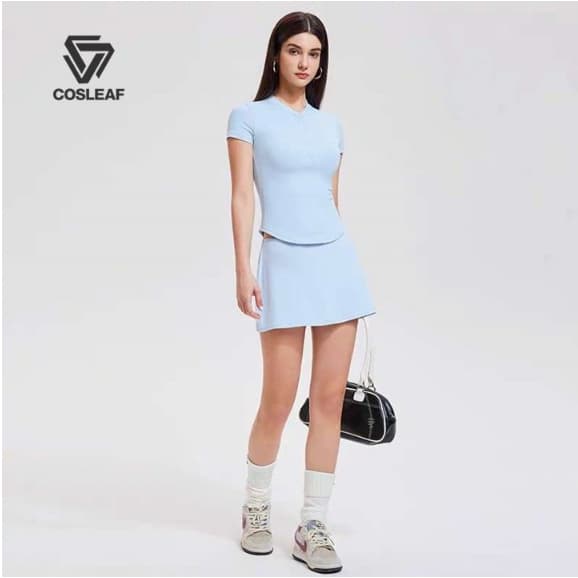 Cosleaf เสื้อออกกําลังกายแขนสั้น ดีไซน์กระดุมครึ่งตัวเข้ารูป กระโปรงทรงตรงมีซับในตัวผ้าเย็เบาสบายไปเที่ยวค่าเฟ…