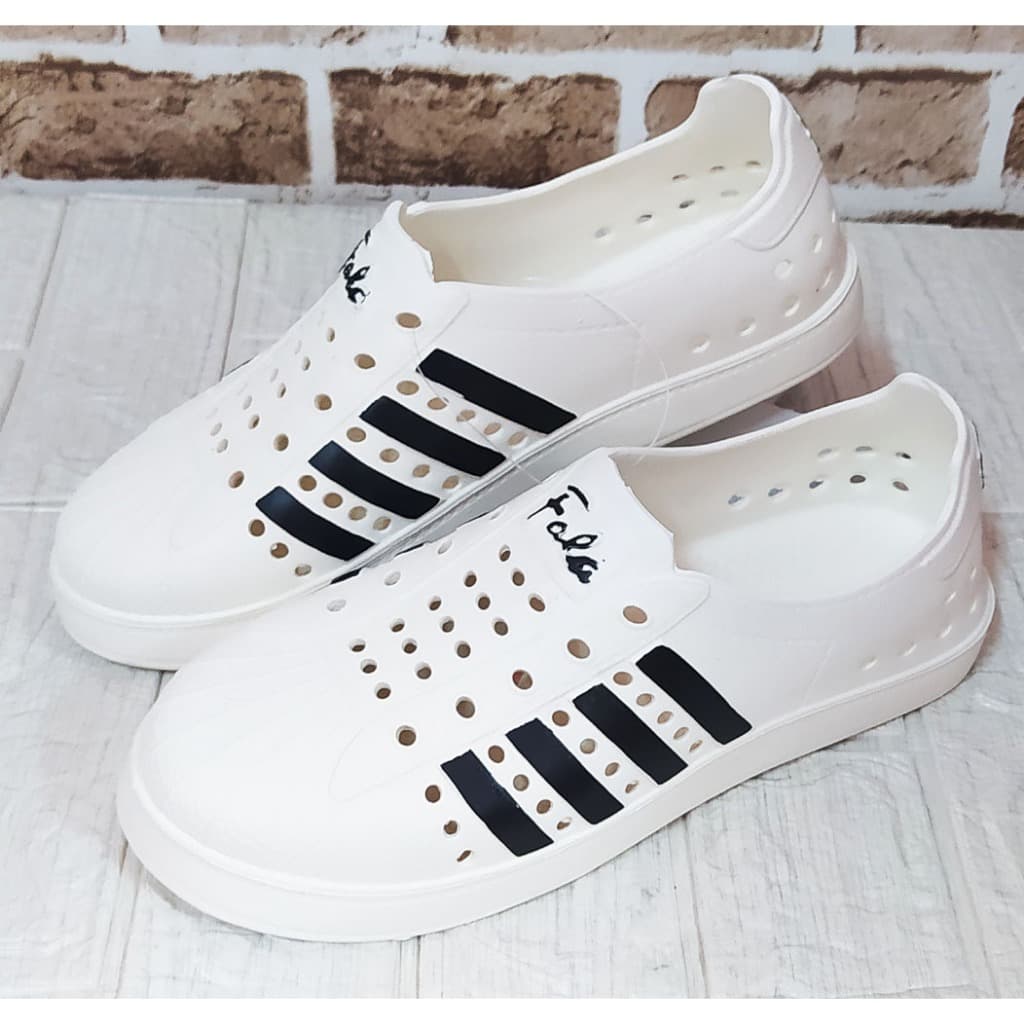 รองเท้าสวมหุ้มส้นคัทชูไฟล่อนสีขาวล้วน ดํา เบอร์ 39-44 คู่ละ 65 บาท น้ําหนักเบามาก ไม่อับชื้นสวมใส่สบาย