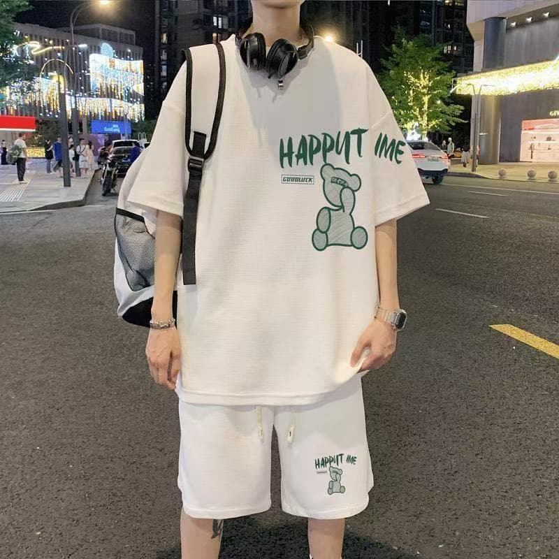 เสื้อยืดแขนสั้นสําหรับผู้ชาย ชุดกางเกงขาสั้นกีฬาลําลองฤดูร้อน ชุดสองชิ้นพิมพ์ลายหมีอินเทรนด์ ผ้าวาฟเฟิล