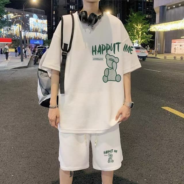 เสื้อยืดแขนสั้นสําหรับผู้ชาย ชุดกางเกงขาสั้นกีฬาลําลองฤดูร้อน ชุดสองชิ้นพิมพ์ลายหมีอินเทรนด์ ผ้าวาฟเฟิล