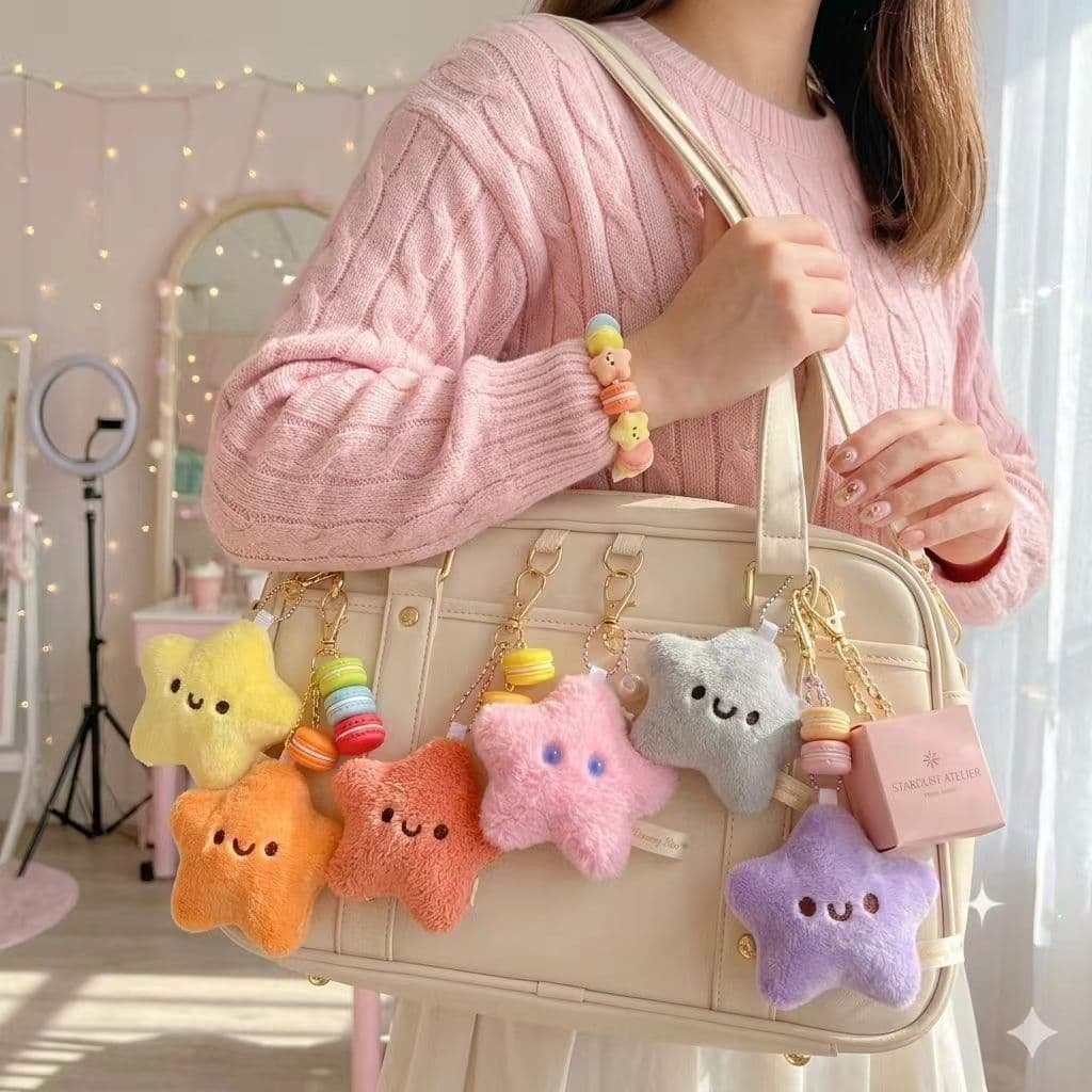 ร้านไทยส่งด่วน🌟 พวงกุญแจรูปดาว ห้อยกระเป๋านักเรียน🌟บีบมีเสียง สีเหลืองละมุน การ์ตูนดาวยิ้มน่ารัก🌟 ราคาถูก…