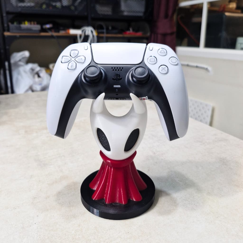 ที่วางจอยเกม ลาย Hornet จากเกม Hollow Knight: Silksong แท่นวางจอย Controller Stand PS5015 (PS5/Xbox/Switch)…