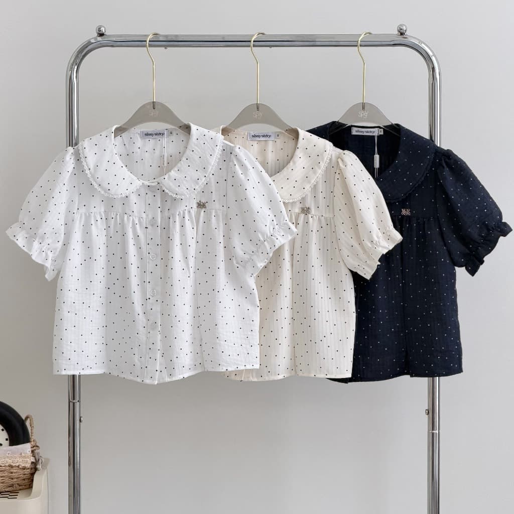 SISSY : Mini Dot เสื้อคอบัวแต่งขอบลูกไม้ (XS-XXL) แขนตุ๊กตา ตีเกล็ดช่วงอก กระดุมหน้าใช้งานได้จริง