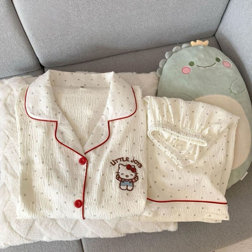ชุดนอน Hello Kitty น่ารัก สีขาวลายจุด เส้นสีแดง 2ชิ้น เสื้อสั้น กางเกงขาสั้น ผ้าคลาวด์คอตต้อน สําหรับสาวๆ…