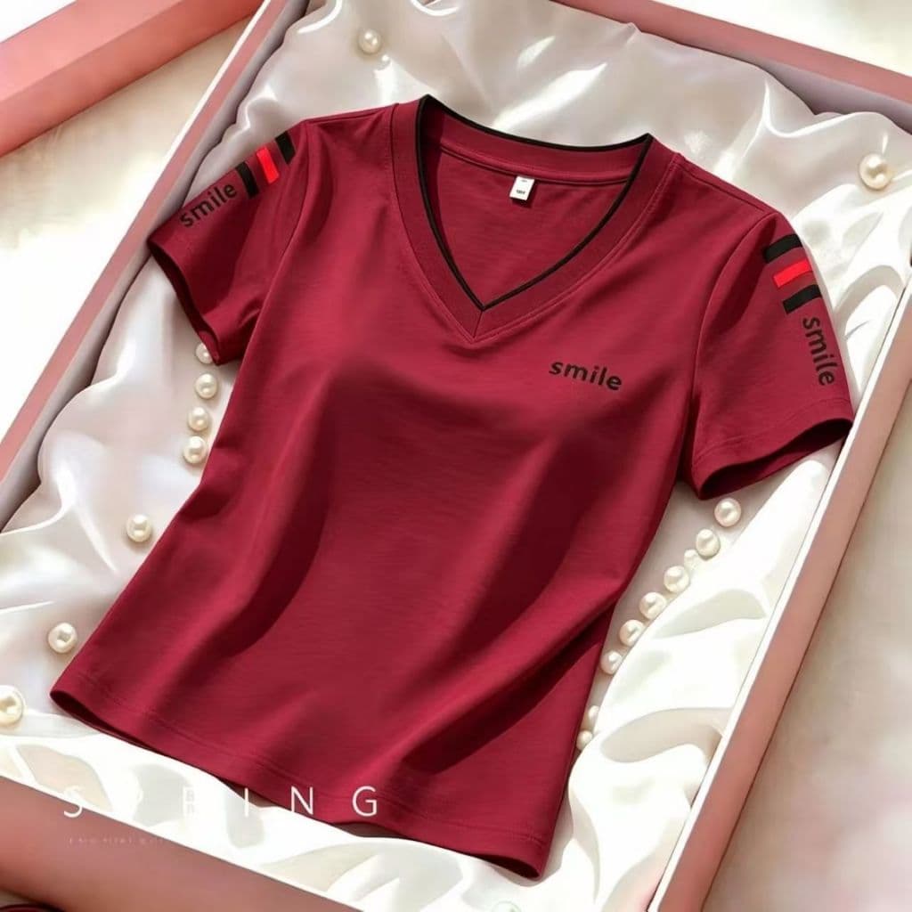 เสื้อยืดแขนสั้นสําหรับผู้หญิงสไตล์หรูหราและทันสมัย ​​โดดเด่นด้วยดีไซน์ที่ประณีตและเป็นเอกลักษณ์…