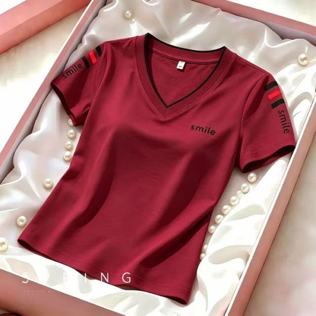 เสื้อยืดแขนสั้นสําหรับผู้หญิงสไตล์หรูหราและทันสมัย ​​โดดเด่นด้วยดีไซน์ที่ประณีตและเป็นเอกลักษณ์…