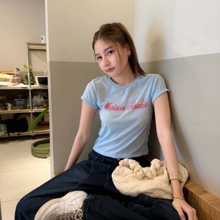 La maison Baby Tee-เสื้อยืดแขนสั้นทรงเข้ารูป ผ้าบางเบา ใส่สบาย