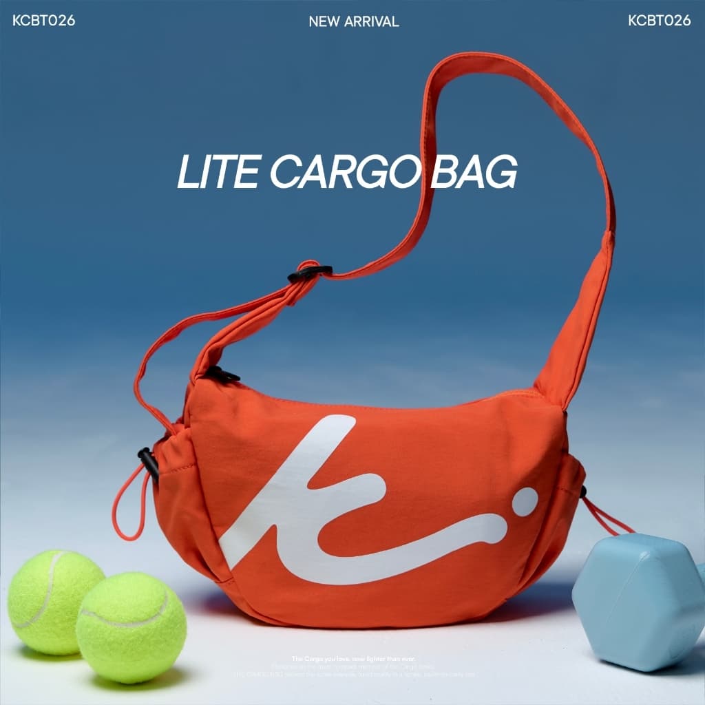 KIM&CO. ORIGINAL – LITE CARGO BAG (KCBT026) กระเป๋าสะพายข้าง Compact Cargo น้ําหนักเบา สําหรับใช้งานทุกวัน