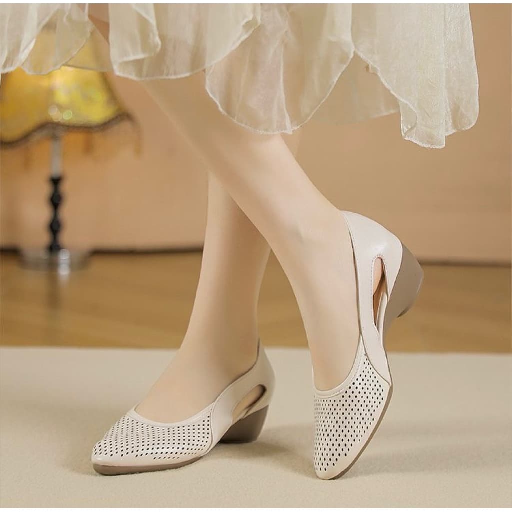 Shoes I Amm D15 **ร้านจริงส่งตรงจากนครนายก** รองเท้าสุขภาพสไตล์หัวแหลมหน้าวี ดีไซน์เก๋ ฉลุระบายอากาศ…