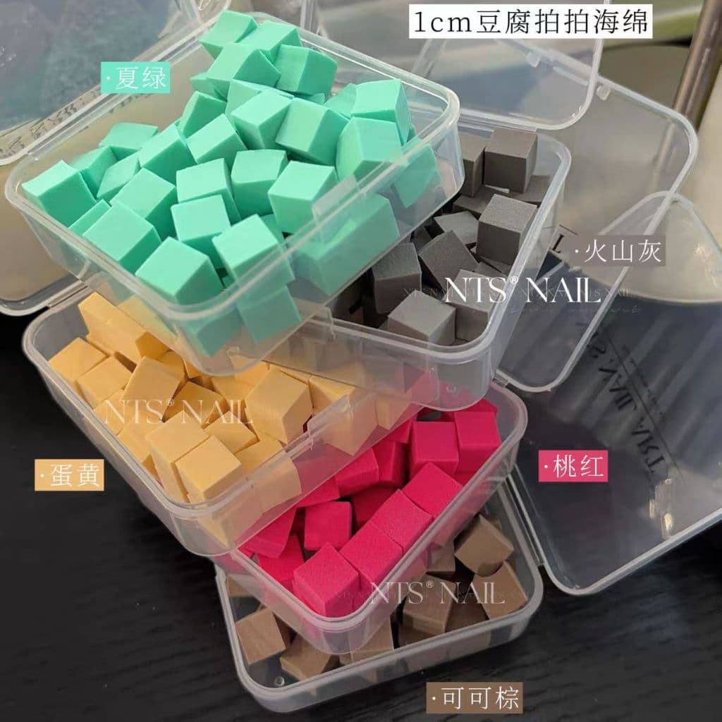 ฟองน้ําไล่สีเนื้อละเอียด **ทรงลูกเต๋า** ใช้สําหรับไล่สีเล็บ