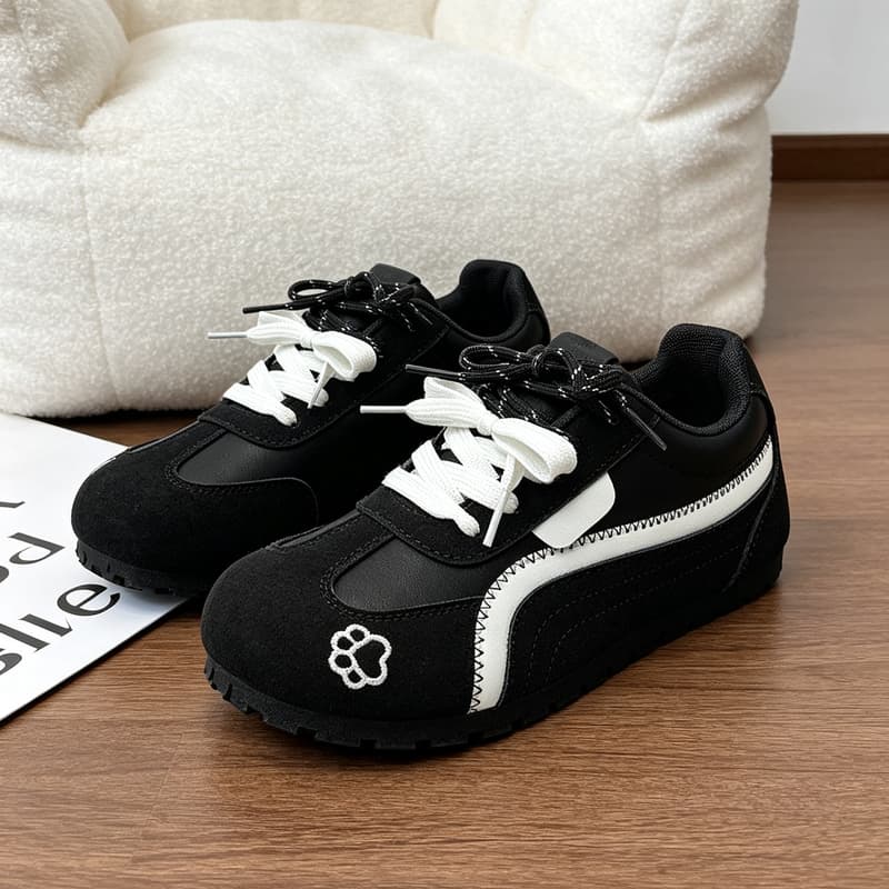 QKshop รองเท้าผ้าใบผู้หญิงสไตล์หวานเท่ เชือกคู่ ลายปักเก๋ พื้นแบนยางกันลื่น ใส่นุ่มเบา…