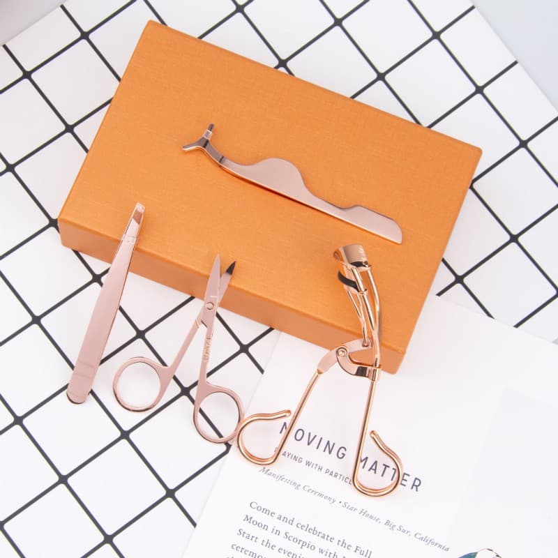 อุปกรณ์แต่งหน้า แหนบหนีบขนตา กรรไกร ที่ดัดขนตา 4Pcs/lot เซ็ตอุปกรณ์ รูปที่ 1