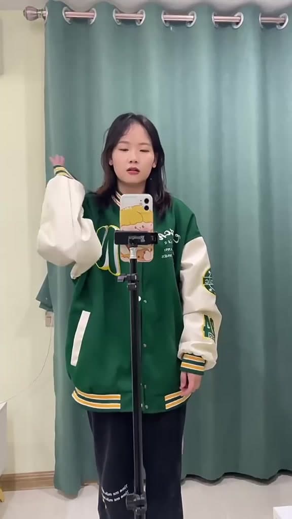 Suikone เสื้อแจ็คเก็ตผู้ชายแฟชั่นลายอเมริกันในเครื่องแบบเบสบอลแบบสบาย ๆ เสื้อแจ็คเก็ตคู่ย้อนยุคหลวม… รูปที่ 1
