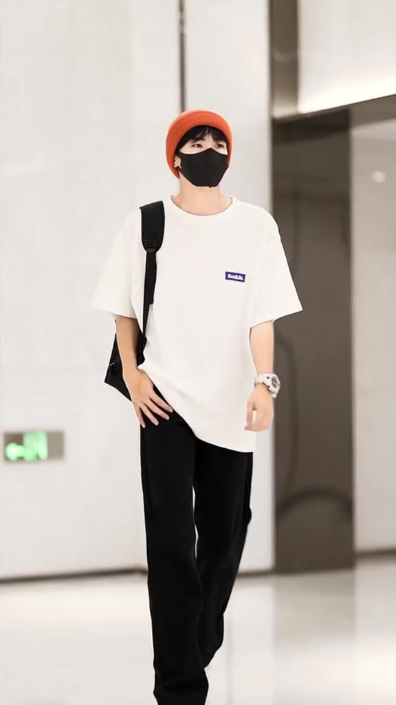 เสื้อยืดโอเวอร์ไซส์ผู้ชายแนวย้อนยุคมีลายโลโก้ เสื้อผ้าแฟชั่นเกาหลี คอกลม สวมใส่สบายสไตล์สตรีทเท่ๆ รูปที่ 1