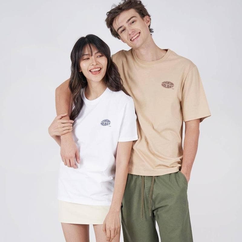 เสื้อยืดคอกลม แขนสั้น เสื้อผ้าแฟชั่น เสื้อยืดรุ่นใหม่ สกรีน Adventure Holiday รหัส SBSK2727 ผ้าฝ้าย 100%… รูปที่ 1