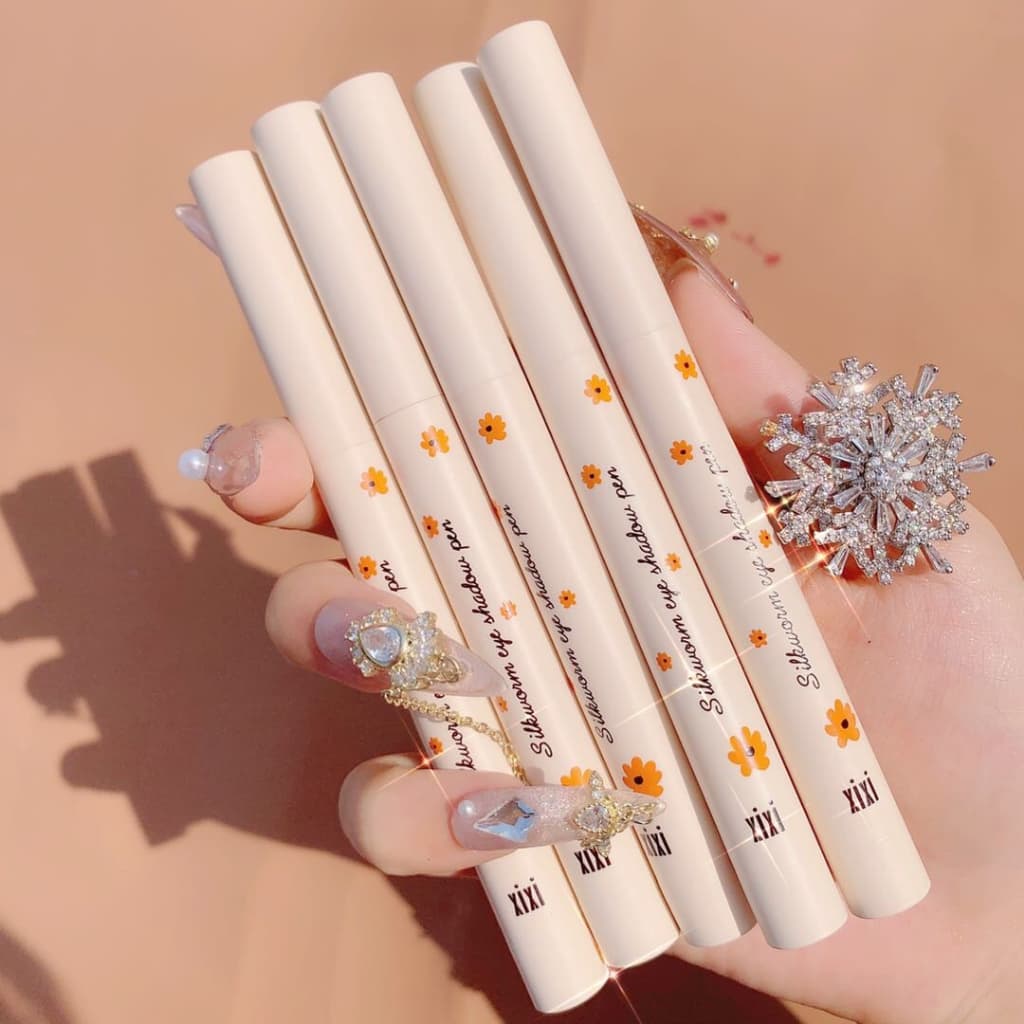 XIXI อายแชโดว์ แบบแท่ง เนื้อสีสวยประกายชิมเมอร์ ไฮไลท์ดอลลี่อาย ติดทนนาน กันน้ำ เนตรมิตดวงตาสวยฉ่ำวาว รูปที่ 1