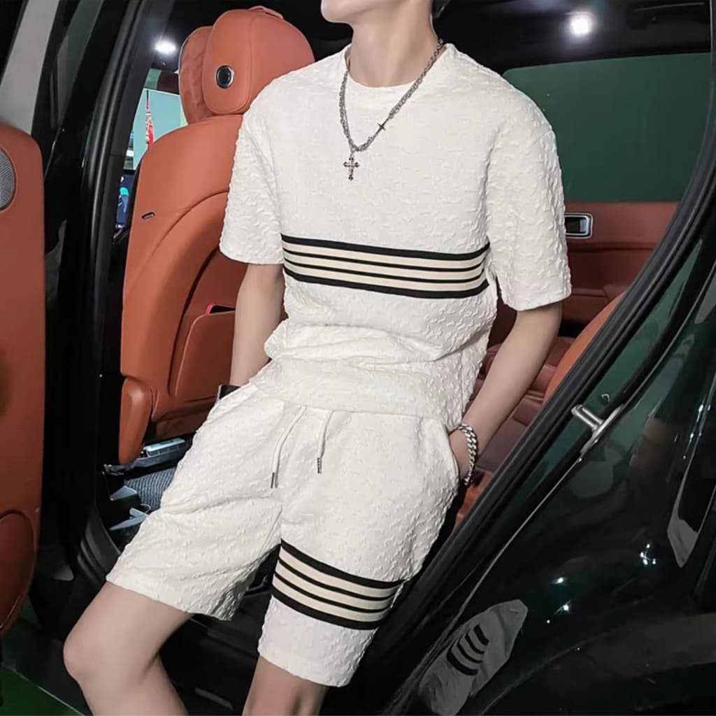 ชุดแฟชั่น ชุดอินเทรนด์2025 เสื้อผ้าแฟชั่นผู้ชาย ชุดเซท เสื้อ+กางเกงขาสั้น ใส่สบายผ้านิ่ม ผ้าวาฟเฟิล สีขาว/สีดำ รูปที่ 1