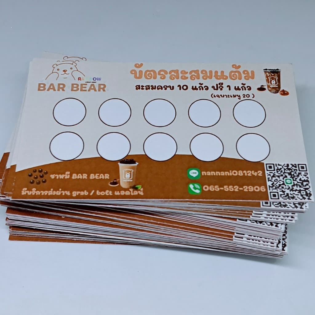 นามบัตร กระดาษการ์ด แบบด้าน กันน้ำ 240 แกรม ราคาถูก ปากกาเขียนได้ บัตรสะสมแต้ม บัตรแจก บัตรปลิว (ไม่รับออกแบบ) รูปที่ 1