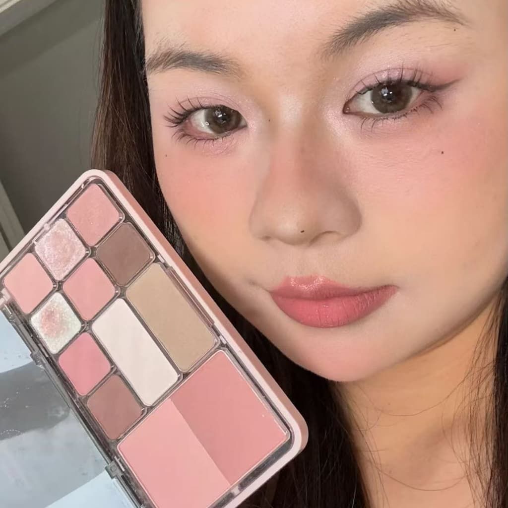 YIYIWU พาเลตตา 12 สี บลัชออน+ไฮไลต์+เฉดดิ้ง จบในตลับเดียว พีชชมพู บ๊วยหวาน ยีนส์วินเทจ ครบทุกลุค ติดทน
